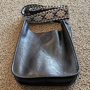 Elegant Black Leather Shoulder Bag with Patterned Strap